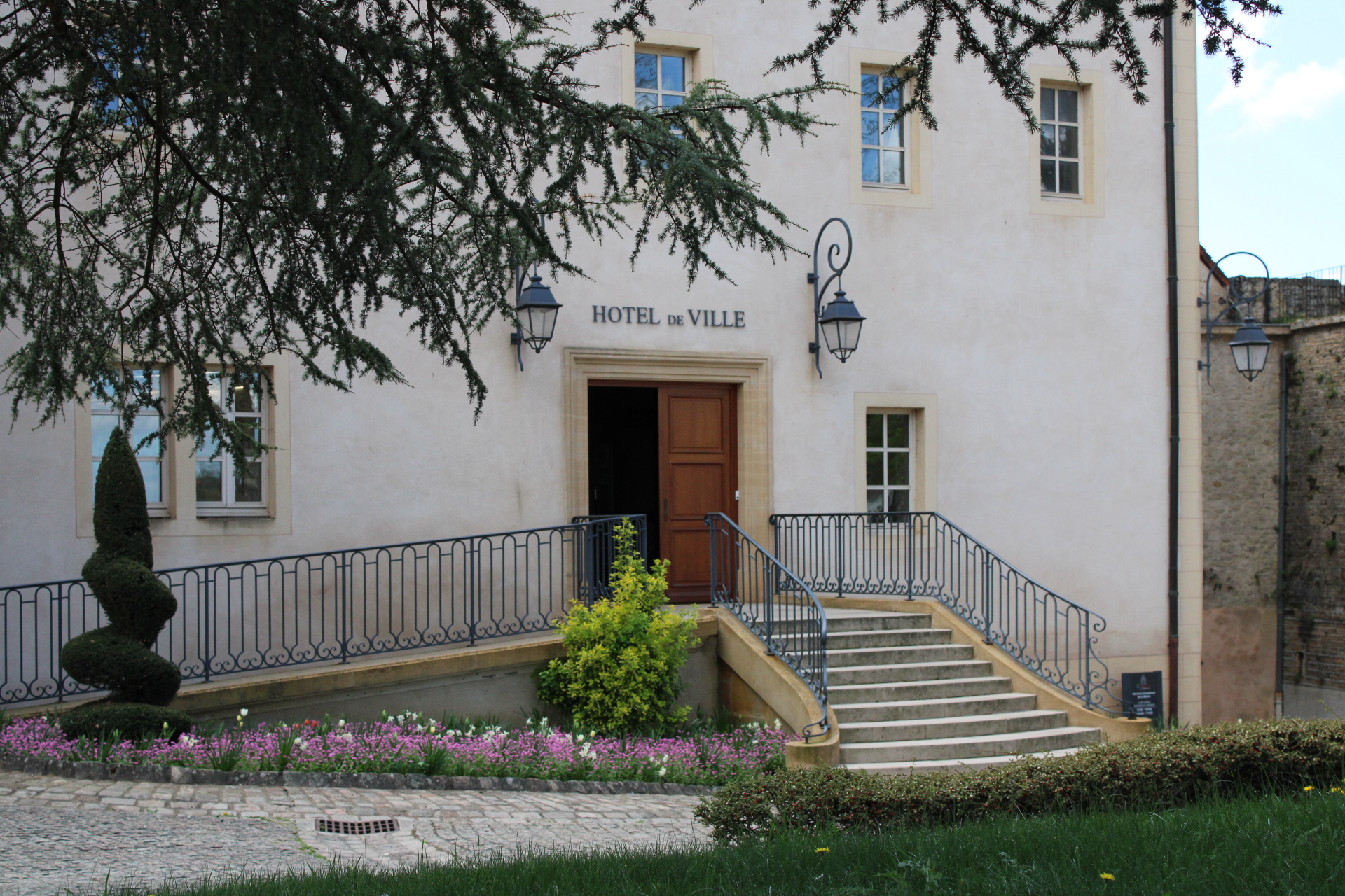 👉 L'accueil de la mairie de Charolles fermera ses portes le :  📅Vendredi 30 mai 2025   Merci de votre compréhension  